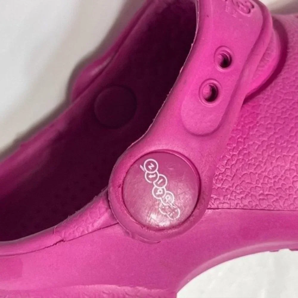 Crocs. Girl , slip on Clog rubber, Pink color size 4-5‎